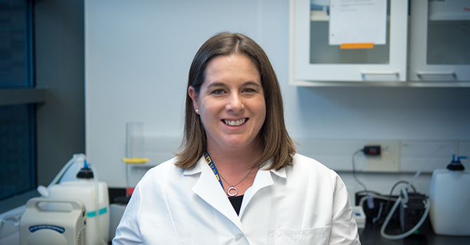 Dana Dolinoy in a lab setting.